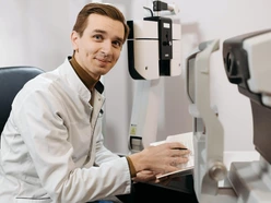 optometrista analyzuje vysledky merania