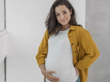 žena v tehotenstve držiaca si bruško