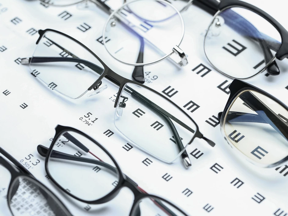 dioptrické okuliare položené na zrakovom teste
