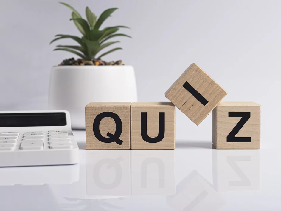 drevené kocky s nápisom quiz rastlina a kalkulačka