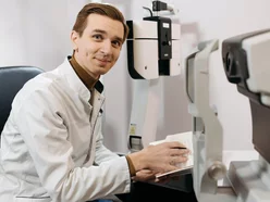 optometrista analyzuje vysledky merania