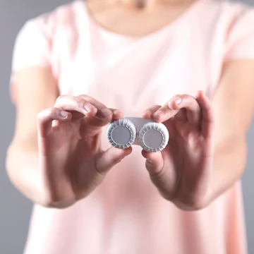 Prečo veľa ľudí kupuje kontaktné šošovky do očí online