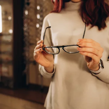 Trendy okuliare 2025: Ako vybrať dioptrické rámy, ktoré vás odlíšia