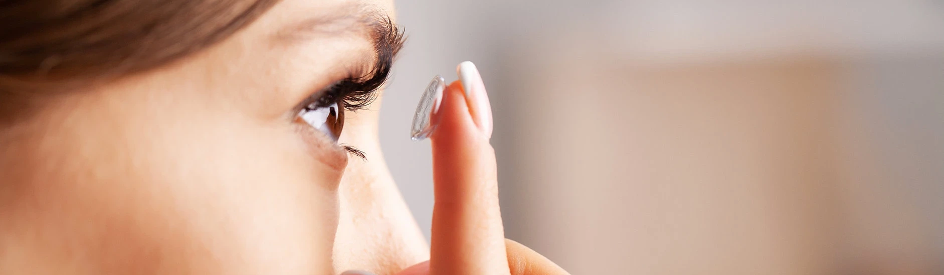 vkladanie kontaktnej šošovky do oka