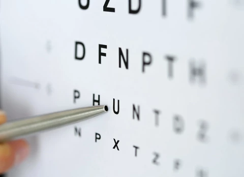 vyšetrenie ostrosti zraku čítaním písmeniek
