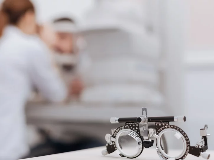 vyšetrenie zraku optometristom s meracími okuliarmi vyšetrenie zraku optometristom s meracími okuliarmi