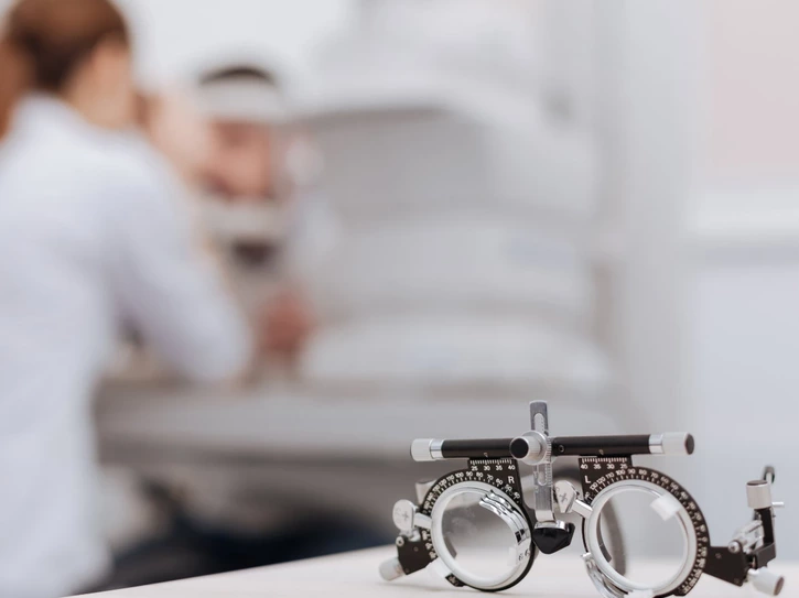 vyšetrenie zraku optometristom s meracími okuliarmi
